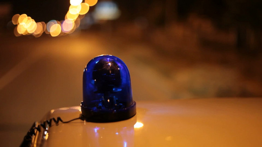 沿着夜城的街道行驶的警车[依靠]视频