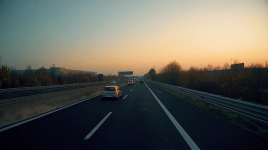 行驶在高速公路上[高等级公路]视频