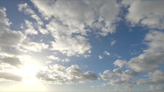 白色蓬松的云朵在蓝天上视频