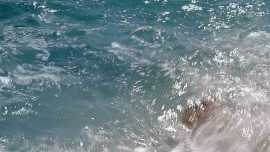 海浪撞击岩石[轰击]视频