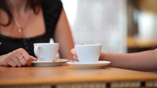 在咖啡馆里喝咖啡的年轻女人视频