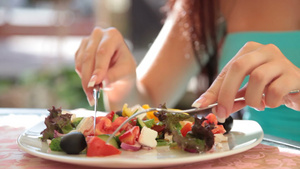 年轻女性在餐馆品尝美味沙拉食物13秒视频
