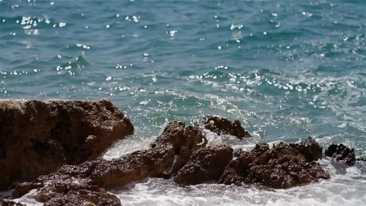 海浪拍打着岩石[岩块]视频