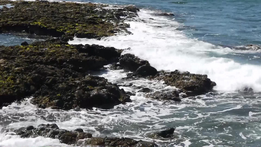 浪花拍打着海岸上的岩石视频