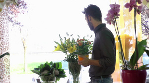 女性花店人员和与客户交谈16秒视频