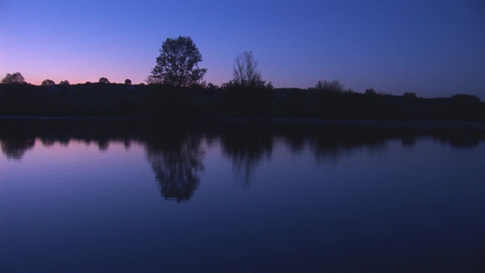 日落十分傍晚安静的湖面风景视频