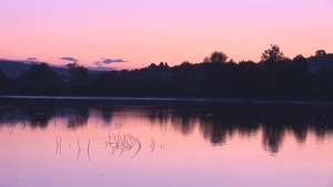 日落时安静的湖边21秒视频