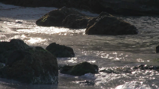 波浪在岩石海岸上冲刷视频