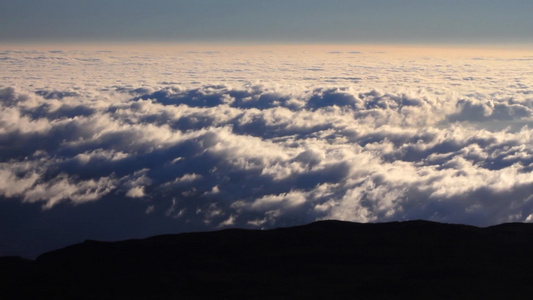 山顶上看到的云层延时[慢动作]视频