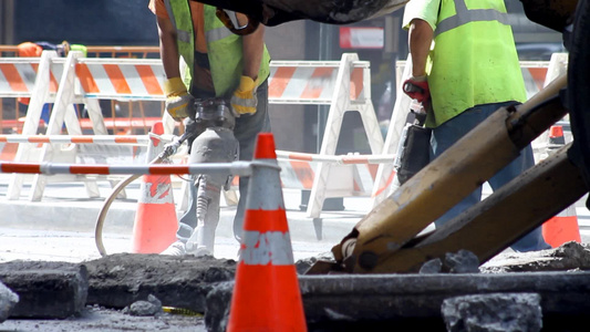 建筑工人在道路上施工视频