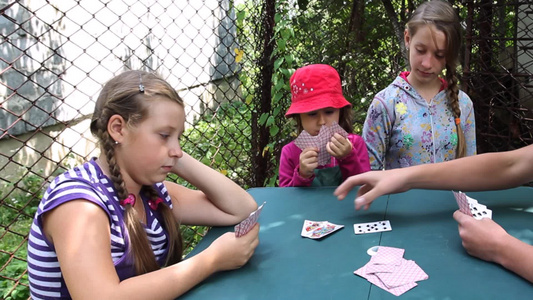 三个姐妹和里桌子旁的人一起打牌视频