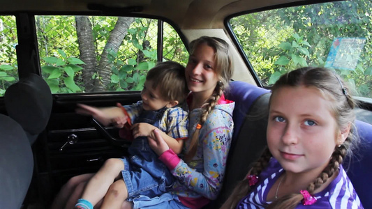 坐在车子后座上的孩子们[路虎车]视频
