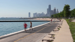 芝加哥密歇根湖海岸线上的湖滨小径上来往的行人17秒视频