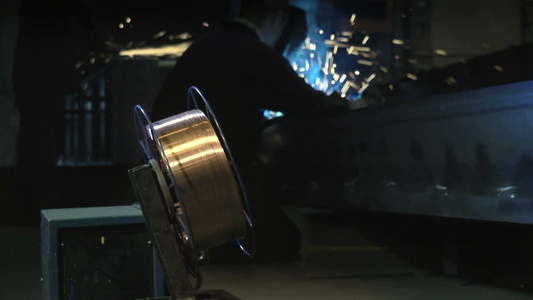 钢铁厂的工人在金属上使用焊接面罩工具和机械工作视频