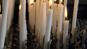 天主教堂里燃烧的蜡烛20秒视频