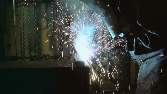 钢铁厂使用焊接面罩工具进行工作[脸罩]视频
