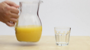 把果汁倒进果汁杯14秒视频