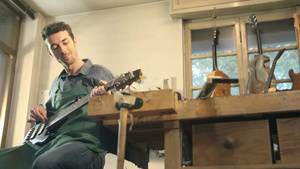 男子演奏和测试新的低音吉他和乐器18秒视频