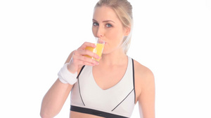 金发健身妇女锻炼后喝橙汁8秒视频
