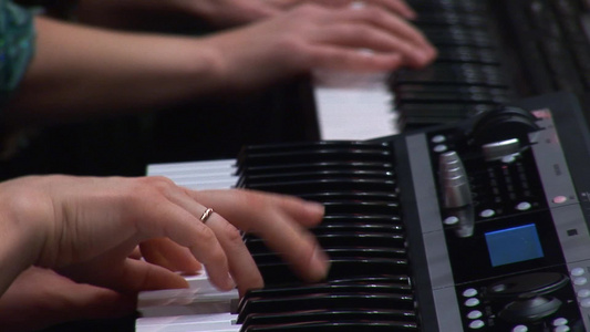 女人的手在弹钢琴视频