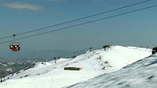 滑雪场的滑雪者和滑雪升降椅视频