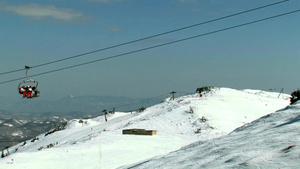 滑雪场的滑雪者和滑雪升降椅16秒视频