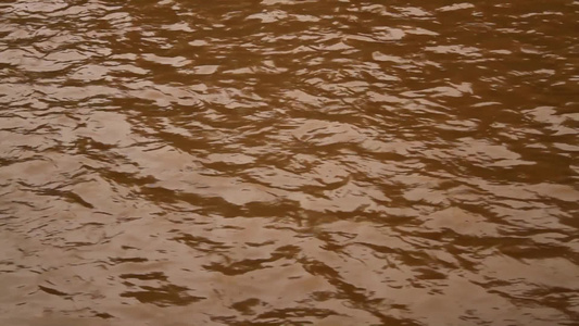 雨后肮脏的河流视频