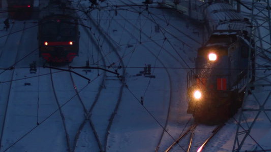 雪夜的火车进站视频