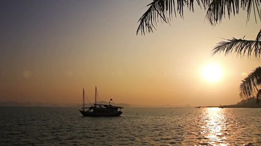 日落时海面上的船视频