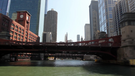 芝加哥河流上的船只穿过一座座桥视频