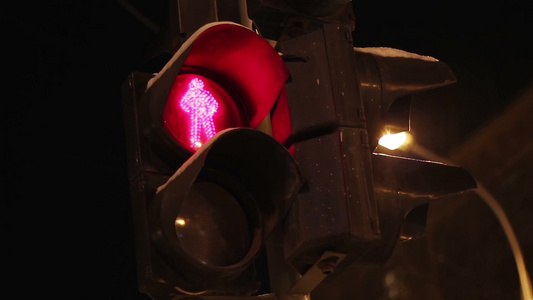 夜晚路口红绿灯近景镜头[变灯]视频