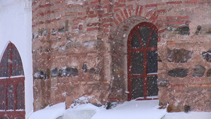 冬季的教堂窗口12秒视频