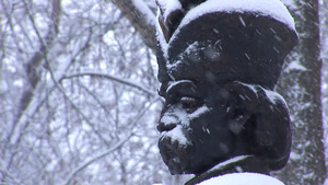 冬季下雪时的雕塑12秒视频