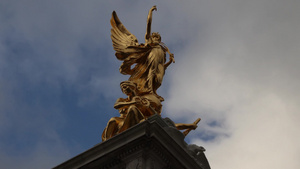 英国白金汉宫维多利亚雕像6秒视频