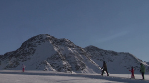 冬天一家人在雪地里滑雪17秒视频
