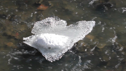冬天河流小溪流淌冷冻结冰视频