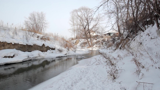 西伯利亚冬天铺满白雪的河流视频