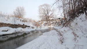 西伯利亚冬天铺满白雪的河流26秒视频