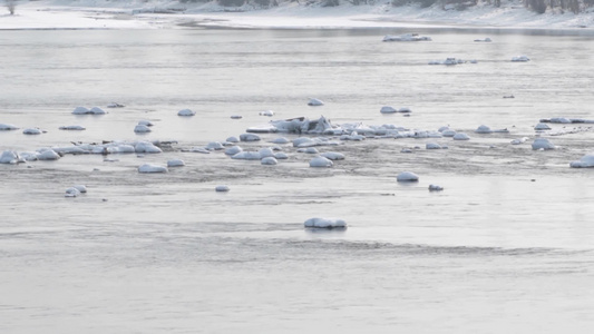 冬季寒冷气候白雪河水与浮冰视频