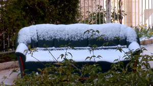 以色列耶路撒冷城市园子里沙发上的积雪7秒视频