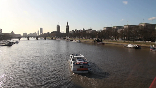 伦敦泰晤士河上行驶的游轮视频