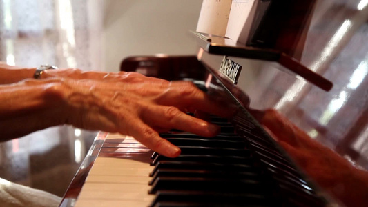 老年人的手弹奏钢琴视频