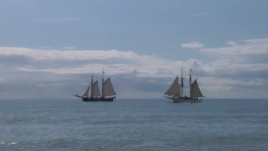 海上航行的帆船视频