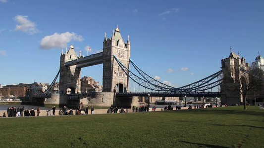 泰晤士河上的伦敦塔桥视频