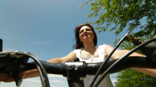 骑自行车的女人[单身男人]视频