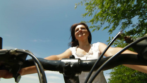 骑自行车的女人18秒视频