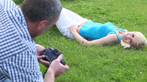 躺在草地上拍照的女孩9秒视频