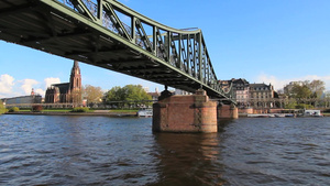 德国法兰克福横跨美茵河一座钢架结构的人行桥11秒视频