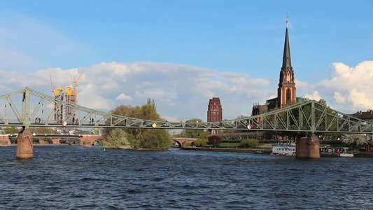 德国法兰克福美茵河畔的爱心锁桥视频