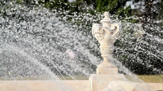 公园里美丽的喷泉[迷人]视频